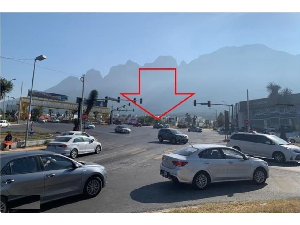 EXCELENTE TERRENO EN RENTA 2250 M2 CASI ESQUINA AV LEONES CUMBRES - 1