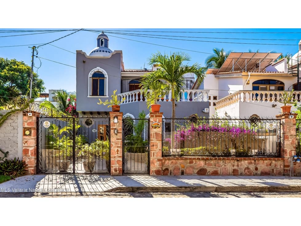 VENTA DE ENCANTADORA CASA MEXICANA CON PISCINA PRIVADA EN ZONA DORADA - 1