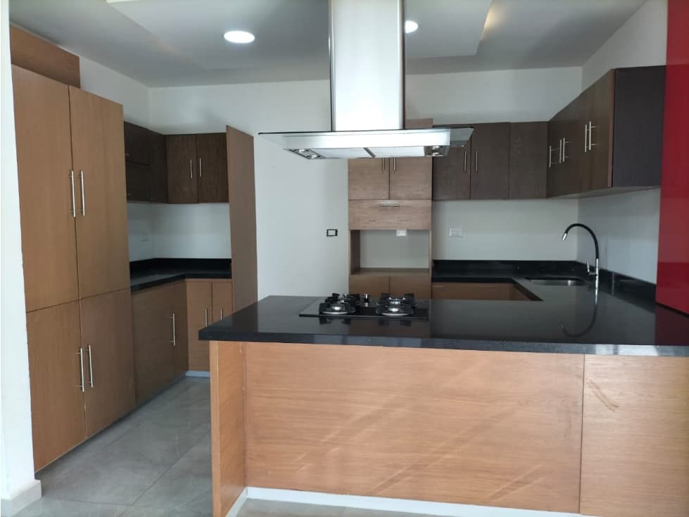 CASA EN RENTA EN ZONA COUNTRY EN FRACCIONAMIENTO CON ALBERCA - 1