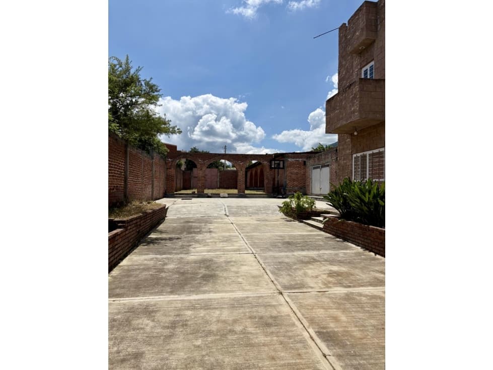 Finca comercial en venta sobre carr. Jacona - Los Reyes, Michoacán. - 1