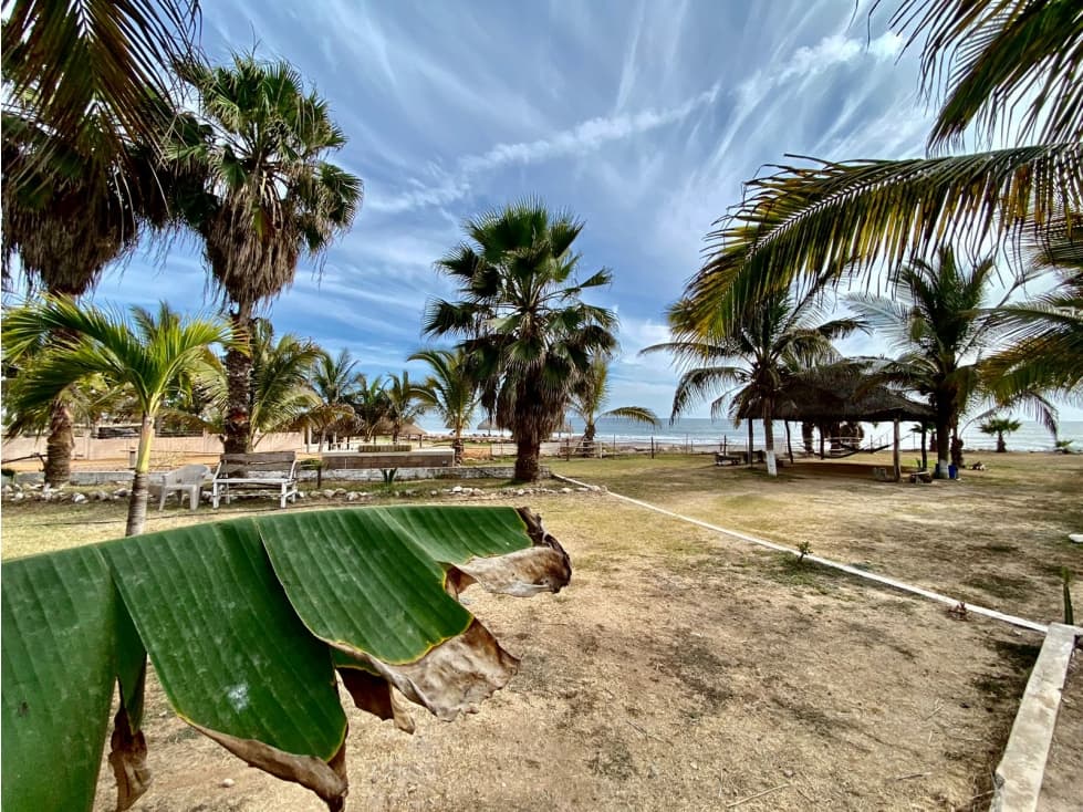 REMATE DE CASA DEPARTAMENTOS Y TERRENO A PIE DE PLAYA EN CELESTINO - 1