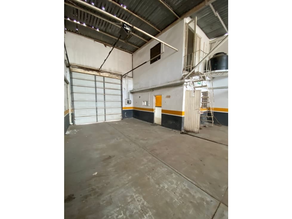 BODEGA O LOCAL 160M2 EN EXCELENTE UBICACION CERCA DE PLAYA - 1