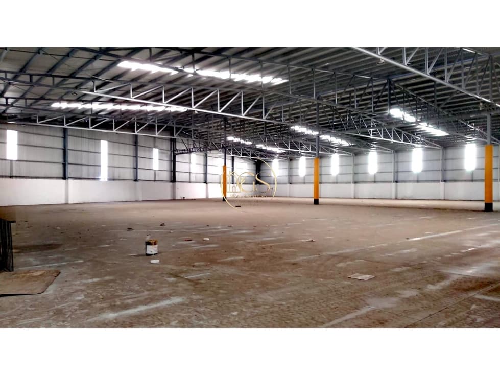 NAVE INDUSTRIAL EN RENTA A UN COSTADO DE PLANTA MABE CELAYA - 1