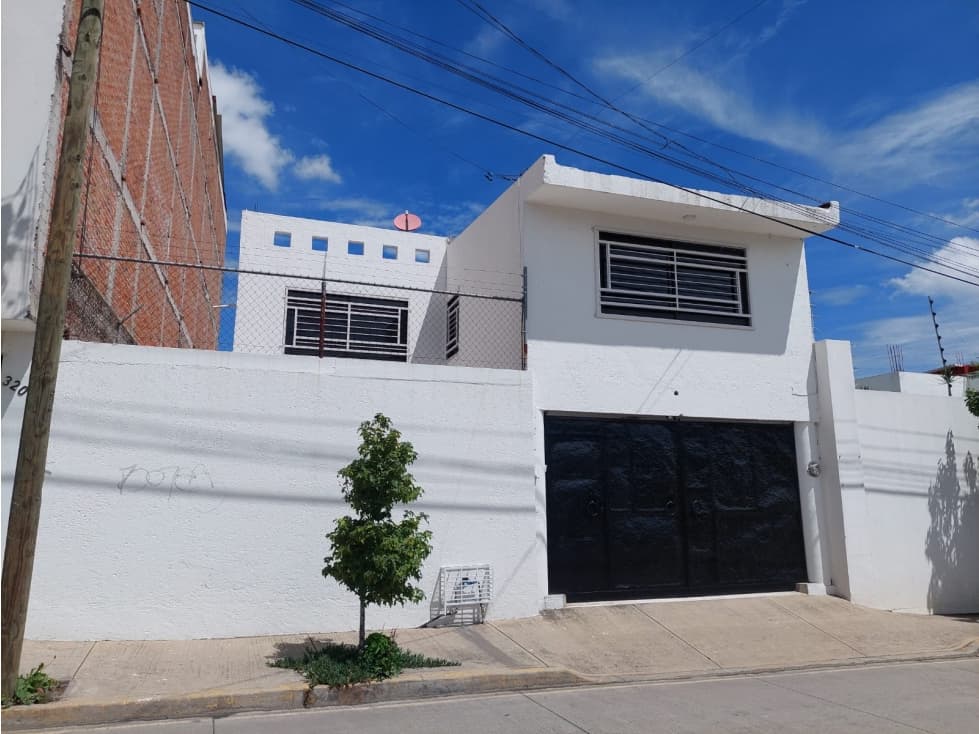 Casa En Venta Con Amplio Jardín Cerca De Plaza San Diego - 1