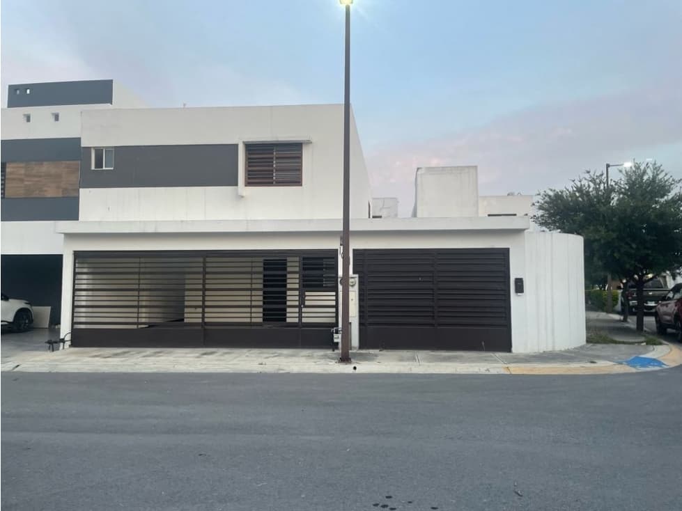 CASA EN VENTA EN RADICA APODCA CON EXCEDENTE, ESQUINA Y FRENTE PARQUE - 1