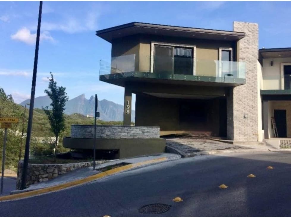 Casa en venta en Vista Real en San Pedro Garza García - 1