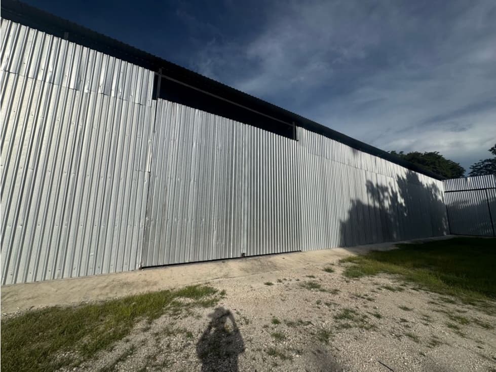 RENTA BODEGA CON OFICINAS Y PATIO EN KM 10 CIUDAD DEL CARMEN - 1