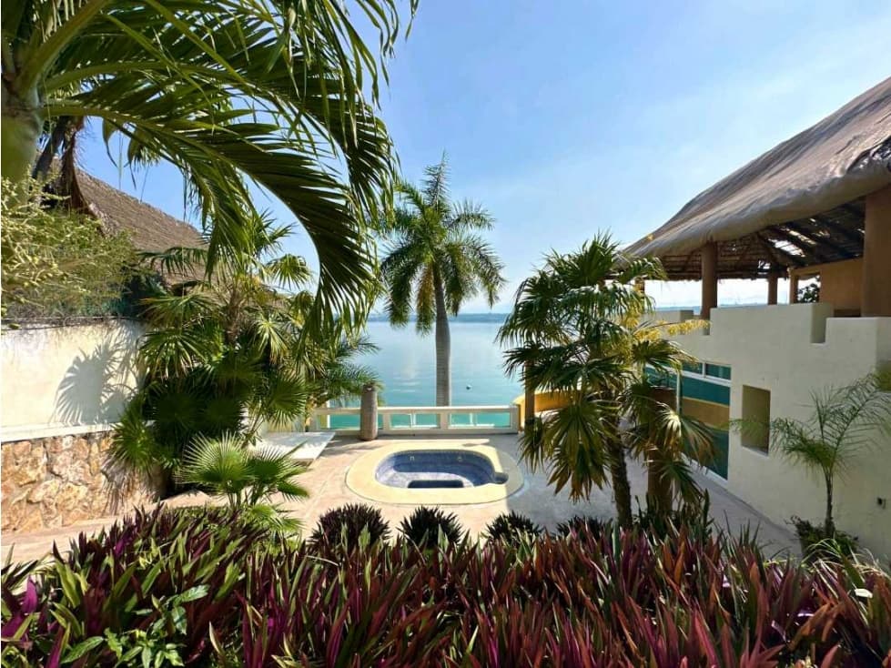 Venta de Espectacular casa junto al Lago de Tequesquitengo, Morelos - 1