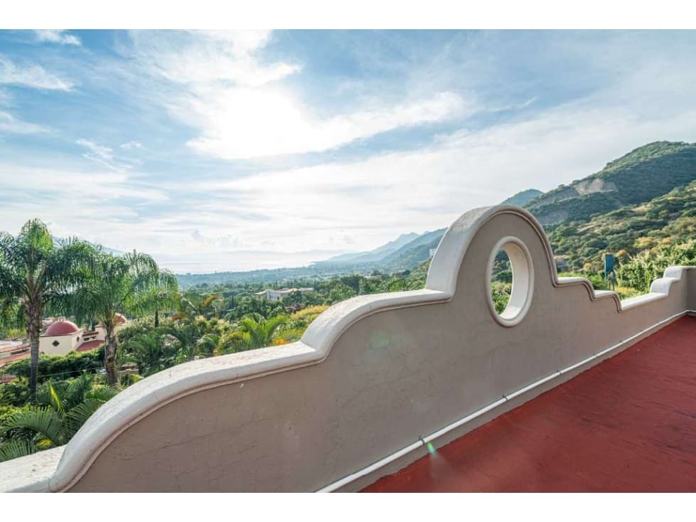 Venta de casa con alberca y amplio jardin con vista a la montaña - 1
