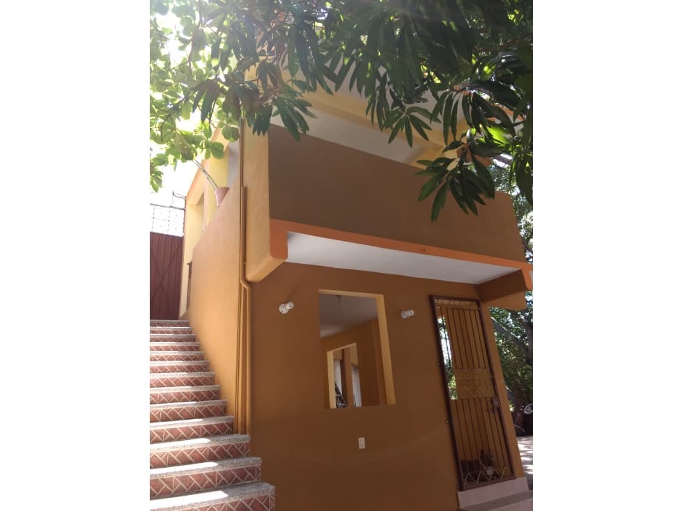 CALETA CASA AMPLIA CON ENORME PATIO Y CUARTO PARA VISITAS - 1