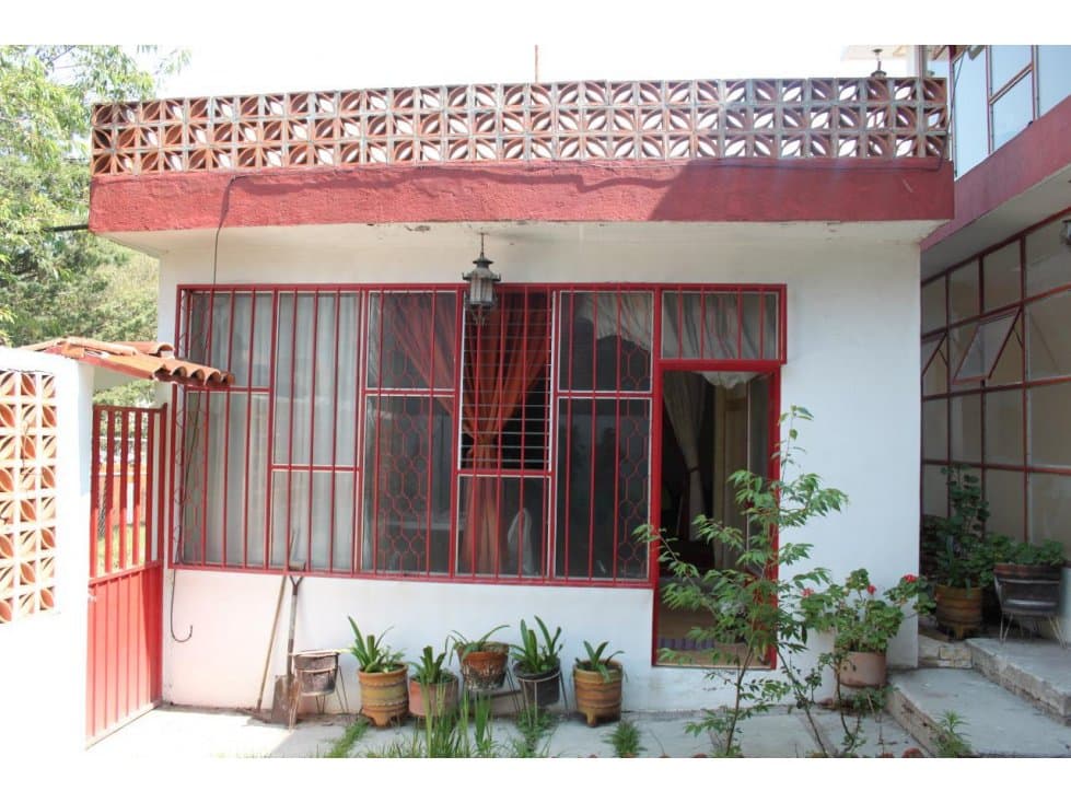 Amplia propiedad, casa y 2 departamentos, colonia DINA, CD Sahagun. - 1