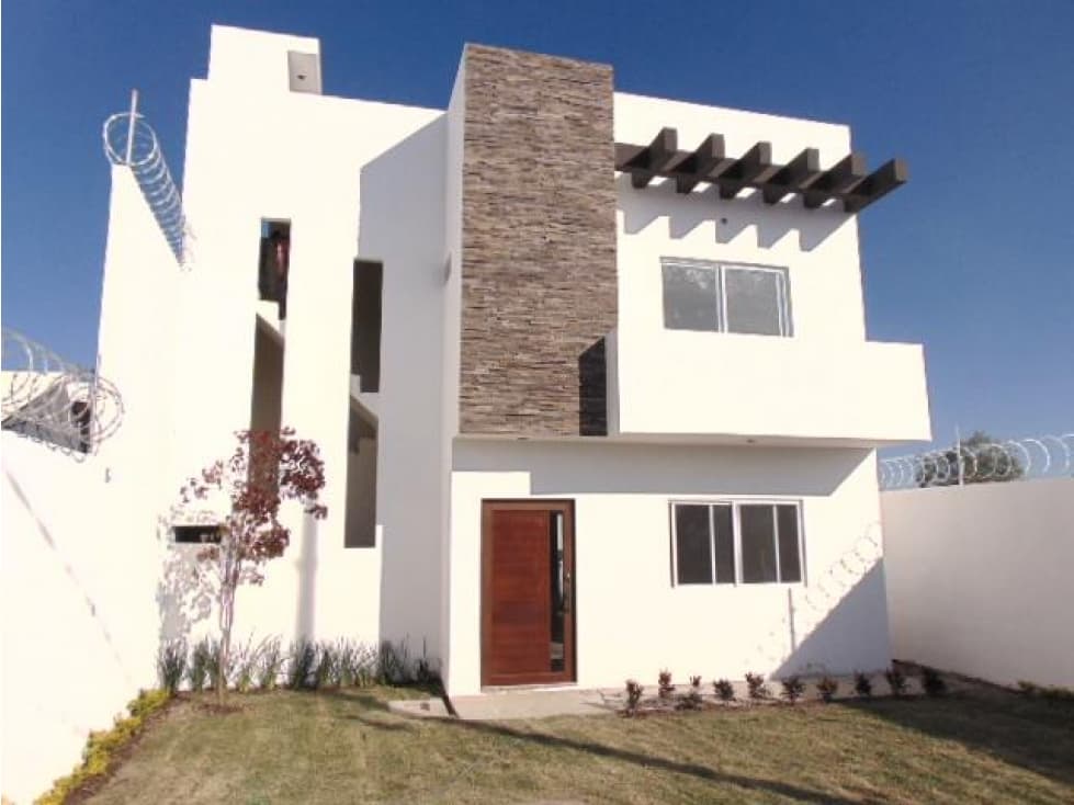 CASA EN VENTA 3 RECAMARAS CON ALBERCA Y ROOF  A SUPER PRECIO - 1