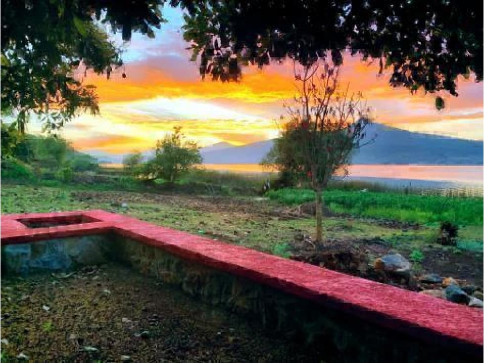 TERRENO CON VISTA AL LAGO DE PATZCUARO EN FRACC CON EMBARCADERO - 1