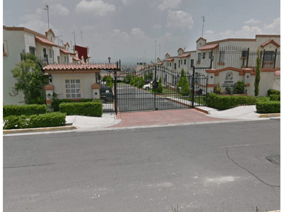 SE VENDE AMPLIA CASA UBICADA ZONA RESIDENCIAL EN OJO DE AGUA EDO. MÉX. - 1