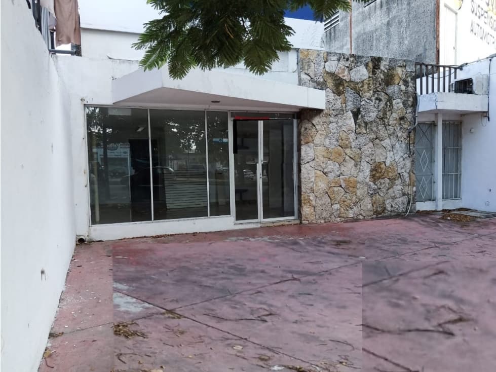 Local Comercial cerca del Parque Centenario sobre avenida Itzaes - 1