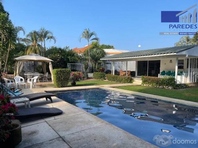C111 Casa en Venta 3 recamaras piscina y amplio jardin frente a campo de golf en Ixtapa - 1