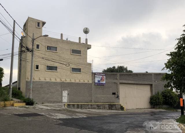 Bodega / Nave Industrial con amplio espacio de estacionamiento, maniobras y para oficinas y/o departamentos - 1