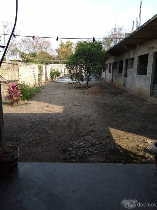 Venta de terreno con construcción en progreso y 2 cuartos y un local en uso - 1
