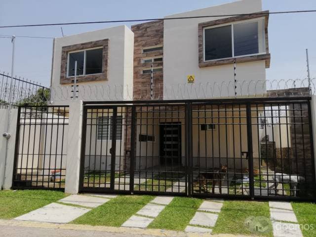 CASAS CON ALBERCA Y ÁREAS VERDES - 1