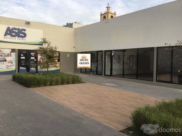 Local en renta en el centro de San Nicolas, 2 cuadras de av. Arturo B de la Garza, en esquina. En la plaza comercial hay un Oxxo, salón de eventos, restaurantes y giro de materias primas - 1