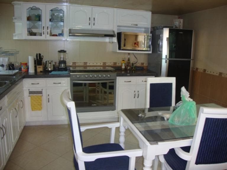 CASA Amueblada con 2 Locales Comerciales. - 1