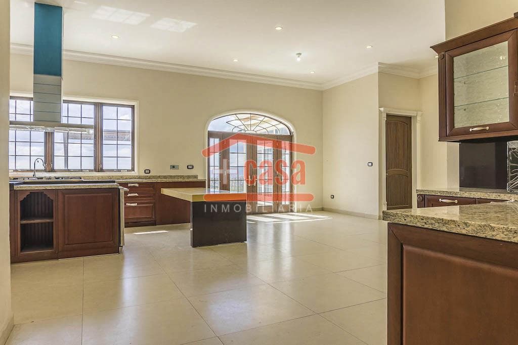Casa en Venta con Jacuzzi, Cuarto de Vapor y Vestidores - 1