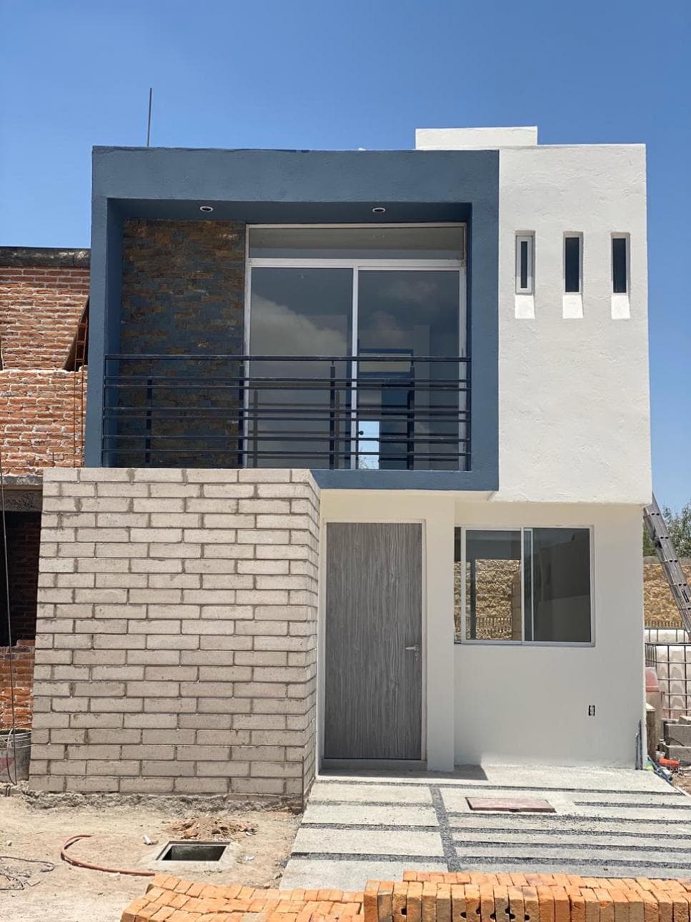 CASA EN VENTA CON ACABADOS DE LUJO - 1
