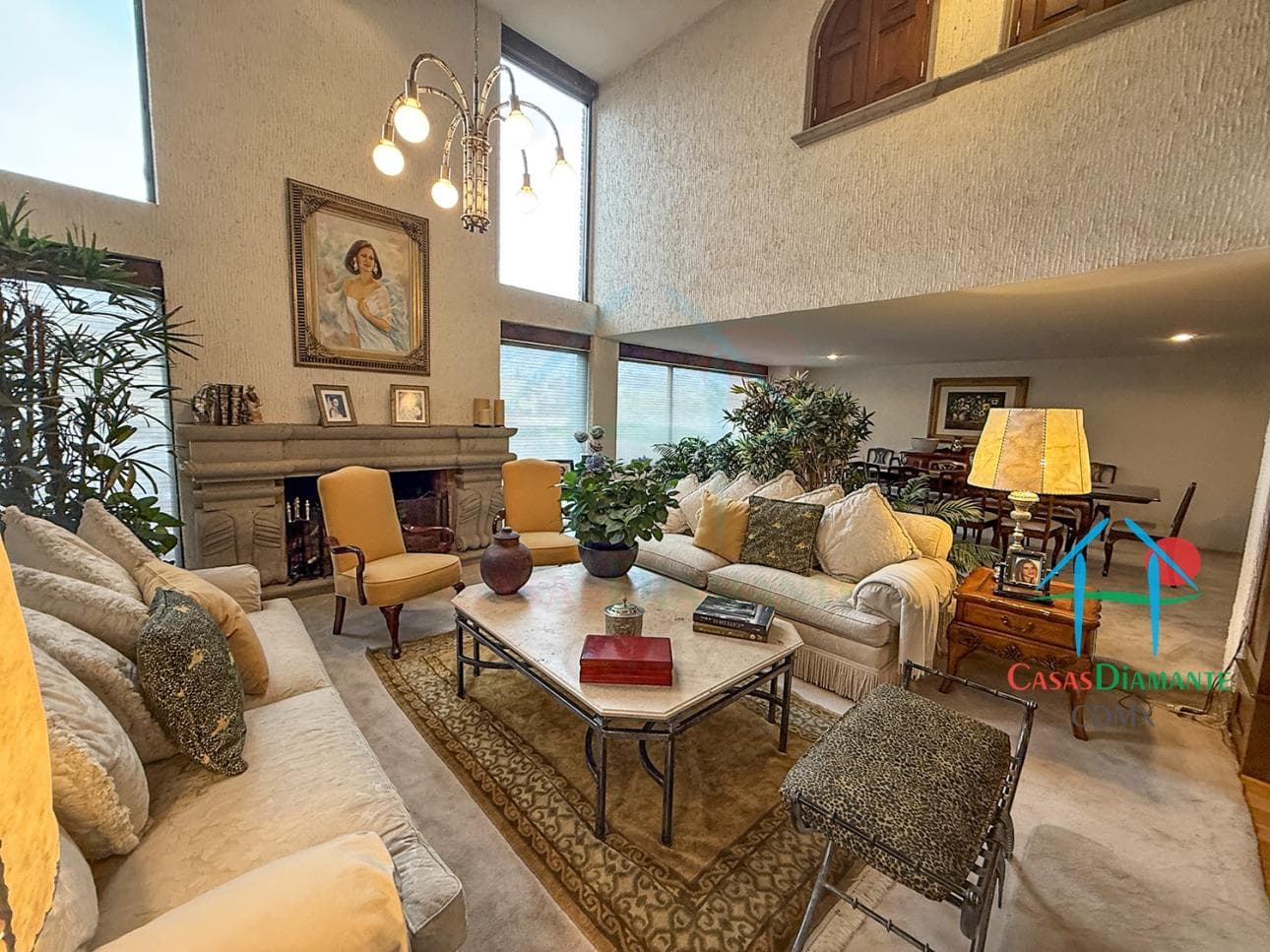 Casa en Venta en Interlomas con Jardín, Cava y 4 Recámaras - 1