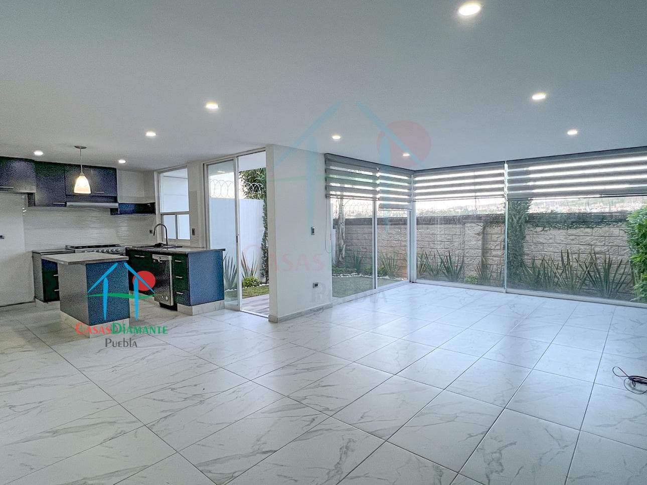 Casa 3 niveles con jardín, 3 recámaras, sala TV, family room - 1