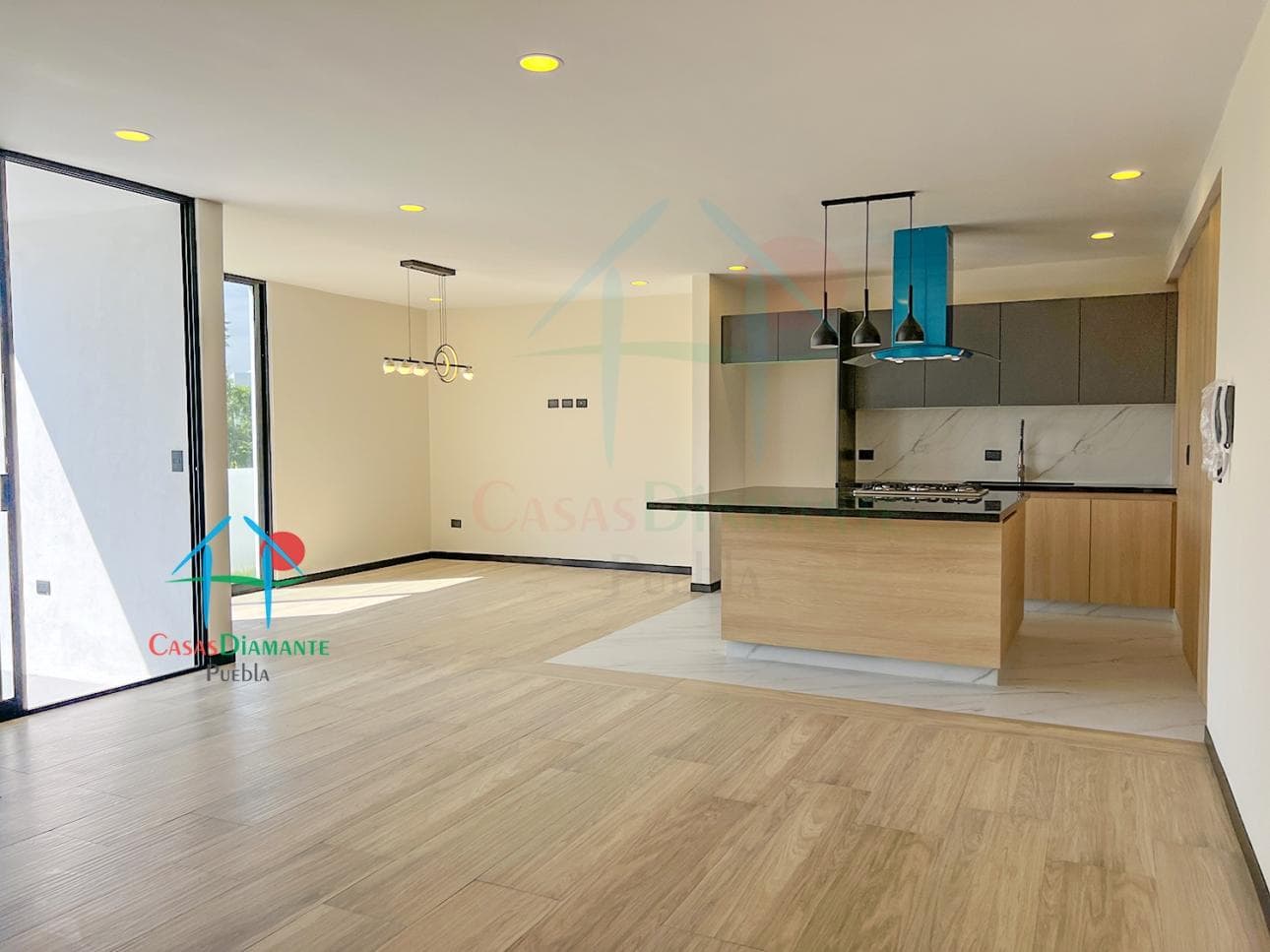 Casa de 2 Niveles con Jardín, 3 Recámaras y Sala de TV - 1