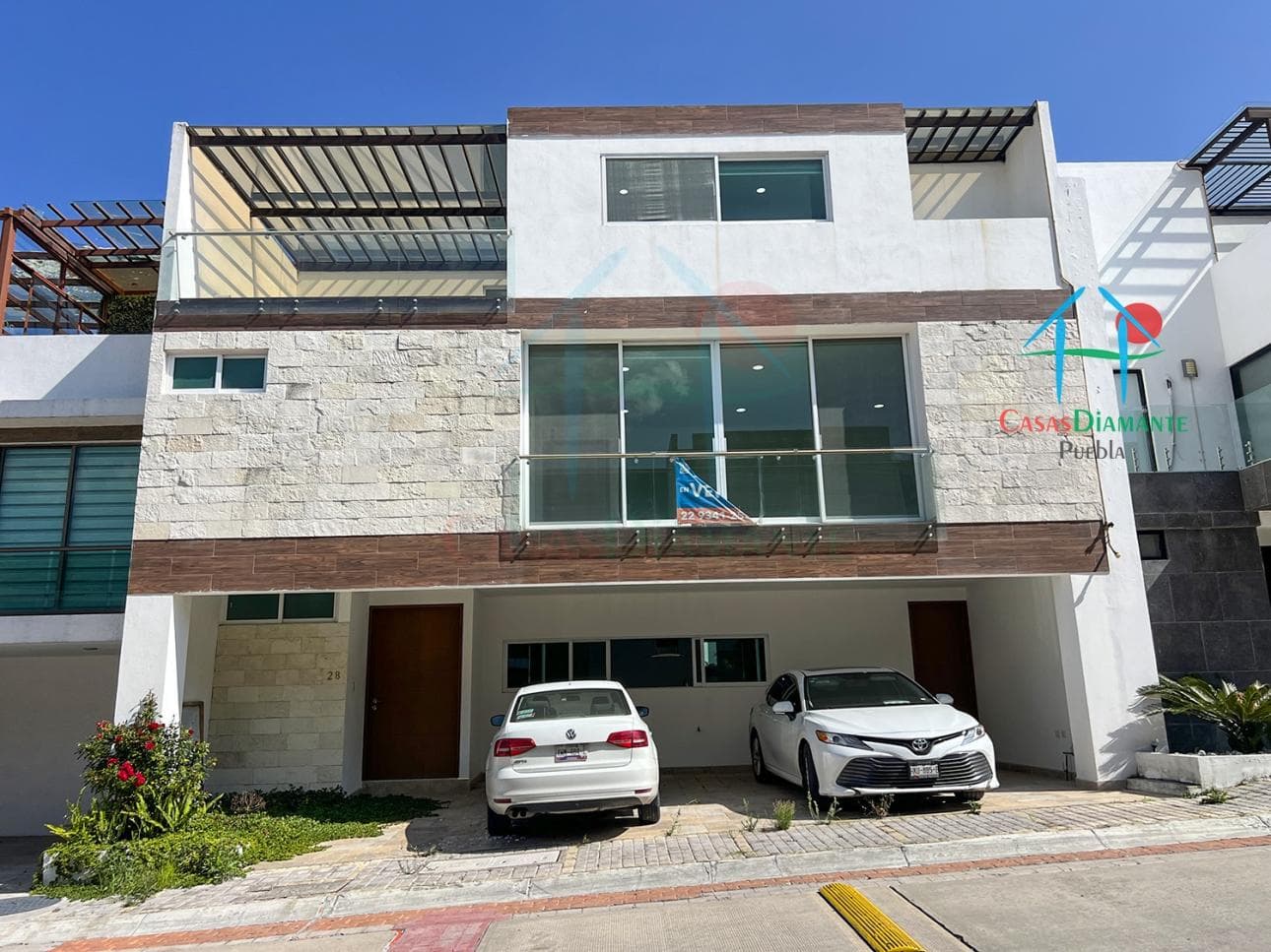Casa de 3 Niveles con Roof Garden, Jardín y 5 Recámaras - 1