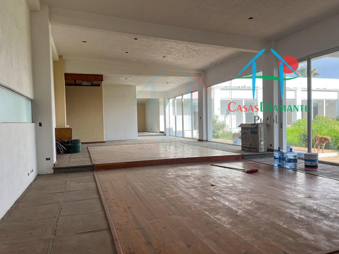 Casa amplia con jardín, terrazas y 4 recámaras para renovar - 1