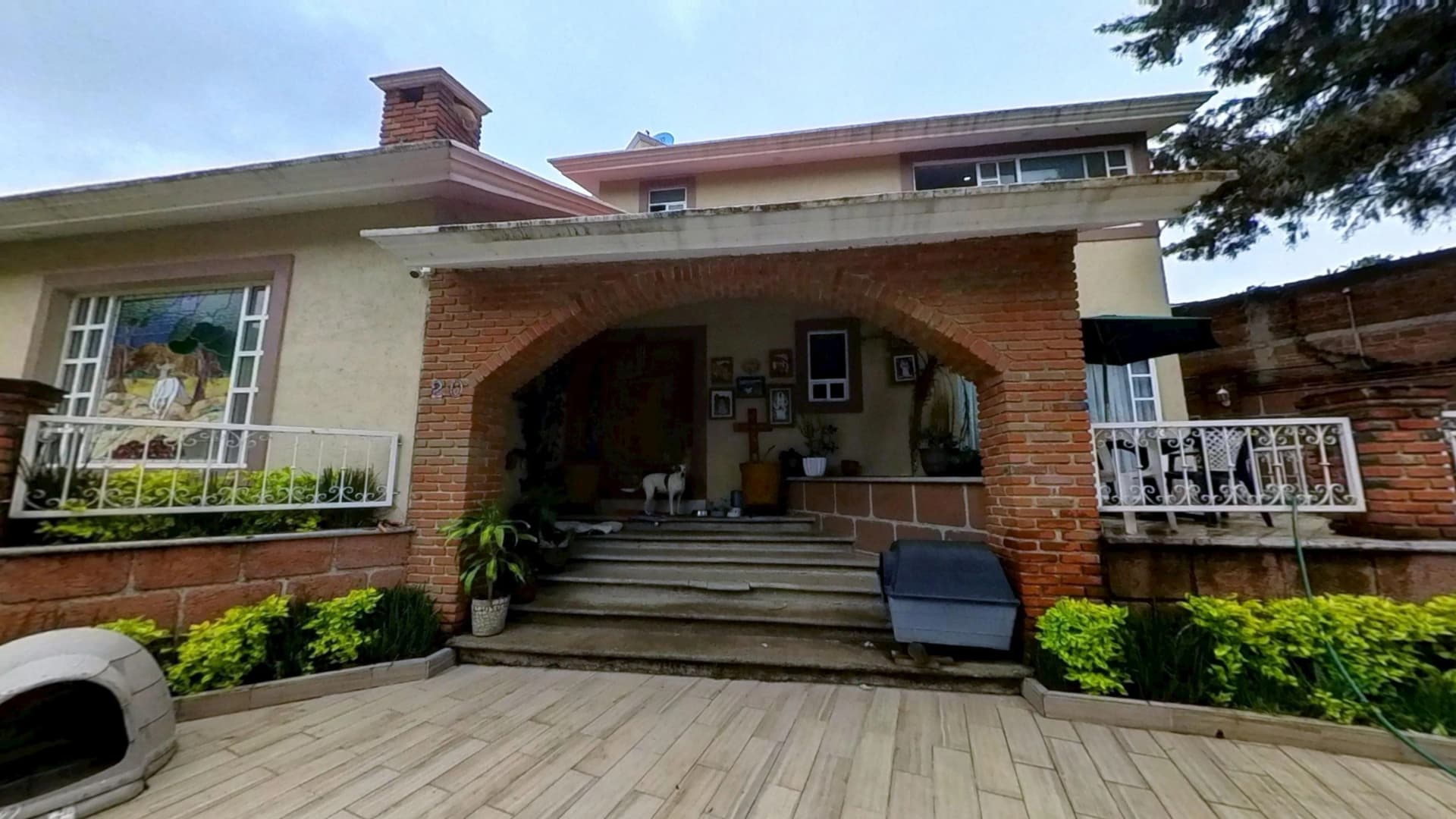 Hermosa y amplia residencia con bellos espacios verdes - 1