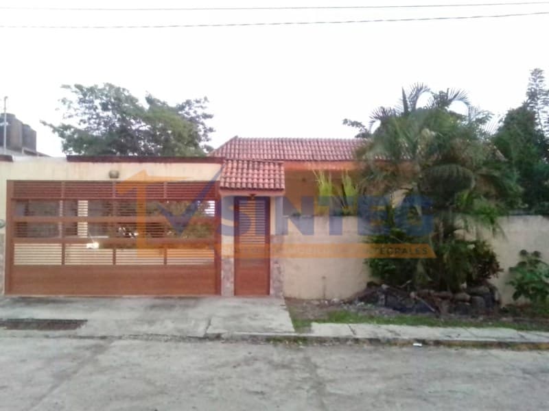 VENTA DE CASA 2 PLANTAS ESTILO CAMPESTRE, 380 M2; 3 RECÁMARAS, CON ALBERCA; EN TERRENO 600 M2; DIR. CAMINOS, TIHUATLÁN, VERACRUZ, Dirección de Caminos - 1