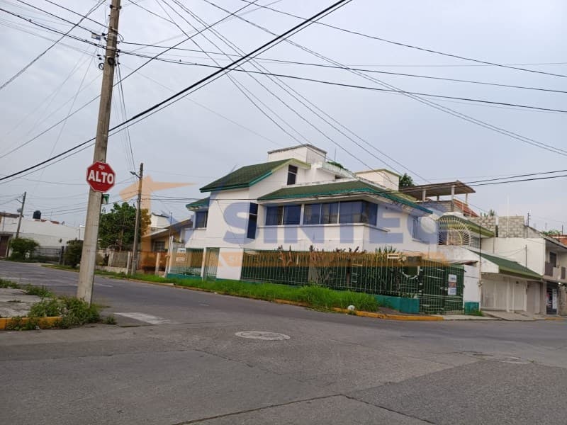 VENTA DE AMPLIA CASA EN ESQUINA CON 3 RECAMARAS, COL CAZONES, POZA RICA, VERACRUZ, Cazones - 1