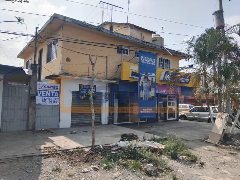 Casa con Local Comercial en Venta - Excelente Ubicación col.Adolfo Lopez Mateos en Coatzintla, Veracruz, Lopez Mateos - 1