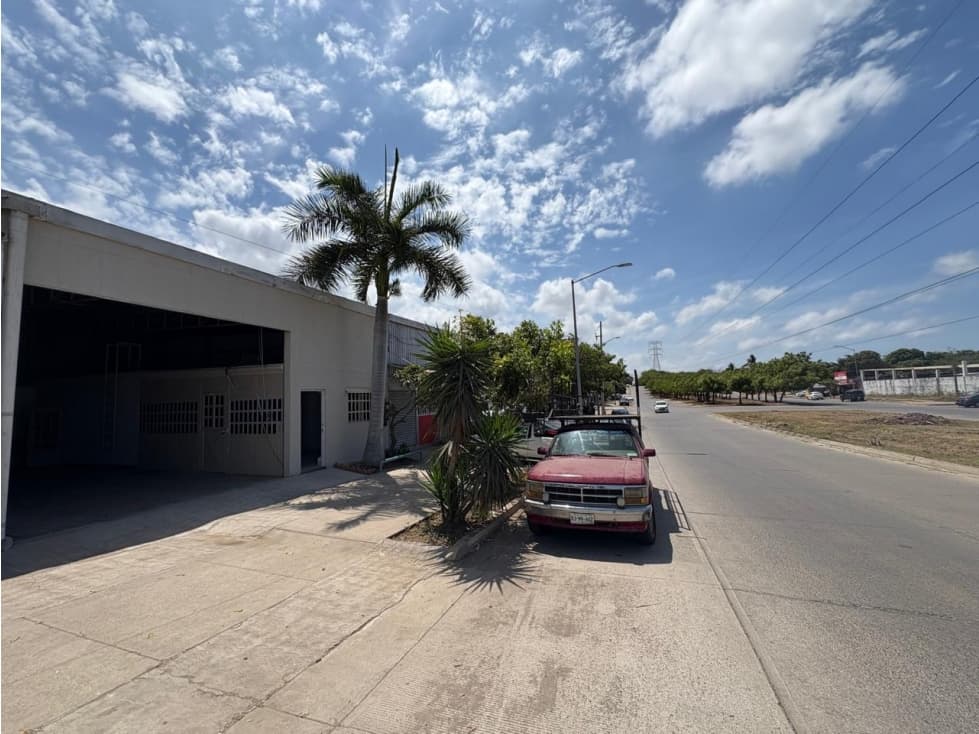 BODEGA EN RENTA CON OFICINA SOBRE AVENIDA TRANSITADA | 180 M² - 1