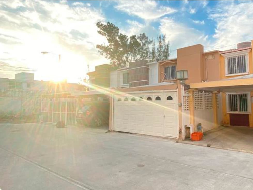 CASA EN RENTA 3 RECS. CENTRICA CON 1 RECÁMARA EN PLANTA BAJA - 1