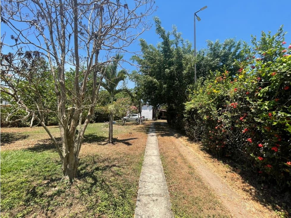 TERRENO AMPLIO CON CASA EN VENTA, PARRILLA 3 SECCIÓN. - 1