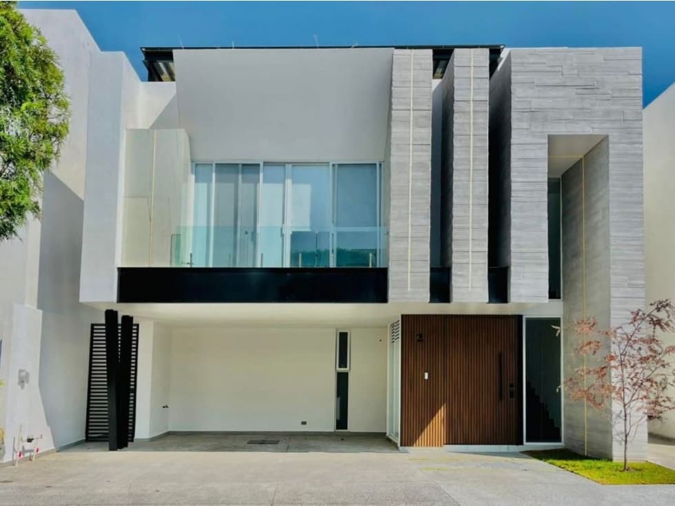 Casa en renta 4 recámaras, frente a Sonata en Lomas Angelopolis - 1