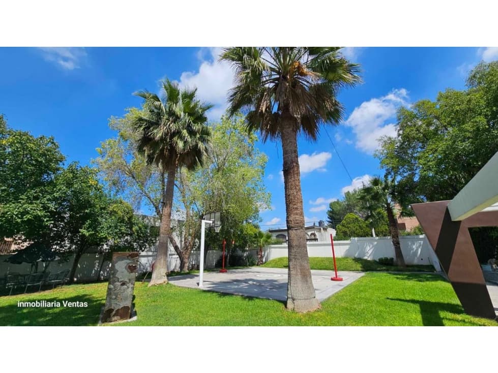 Venta de casa oficina al sur Saltillo con alberca - 1