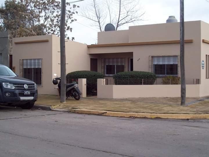 Casa venta 3 dormitorios 1 baño 1 cochera 1 patio 161 mts2 totales - Bolivar - 1
