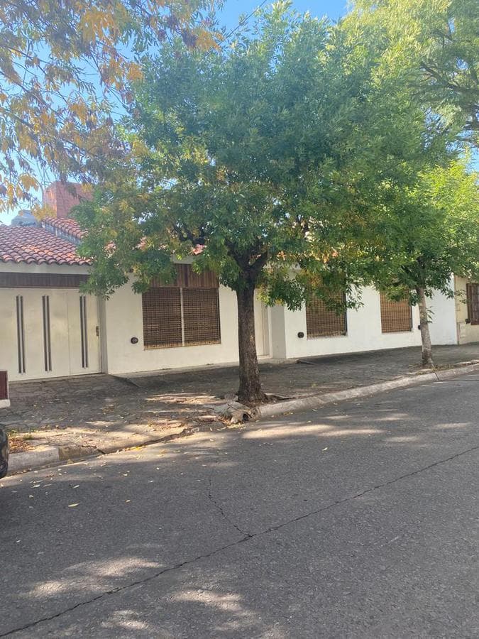 IMPORTANTE PROPIEDAD EN ZONA RESIDENCIAL , A 40 METROS DE BARRANCAS. - 1