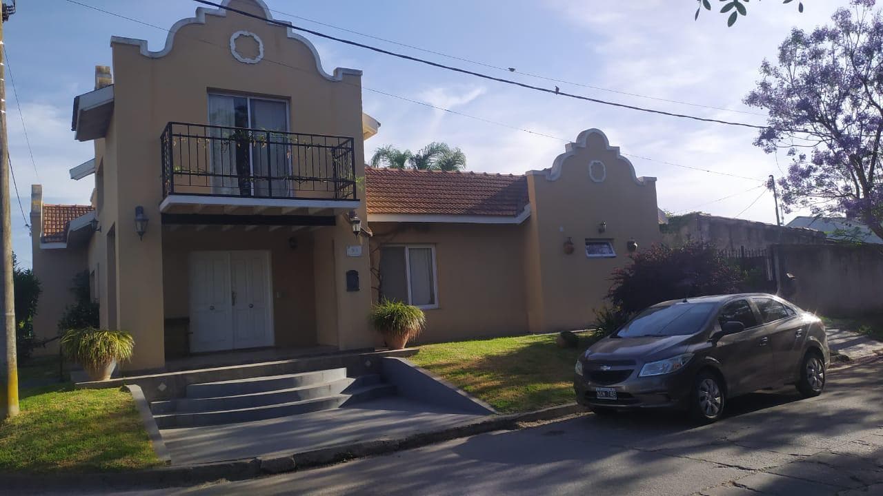 Casa en venta - 3 Dormitorios 2 Baños - Cochera - 680mts2 - San Miguel Del Monte - 1