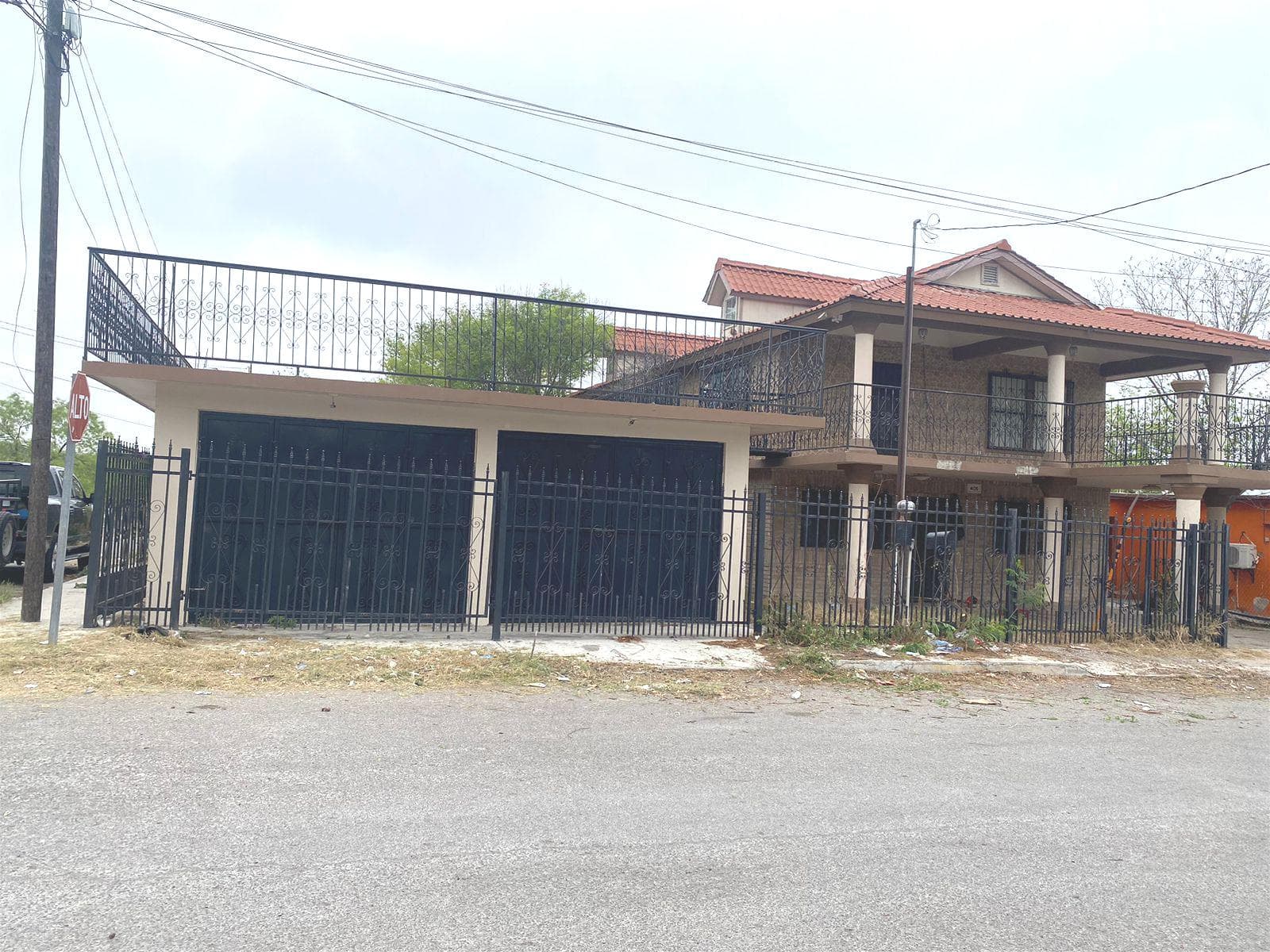 Casa con Local Comercial en venta - 1