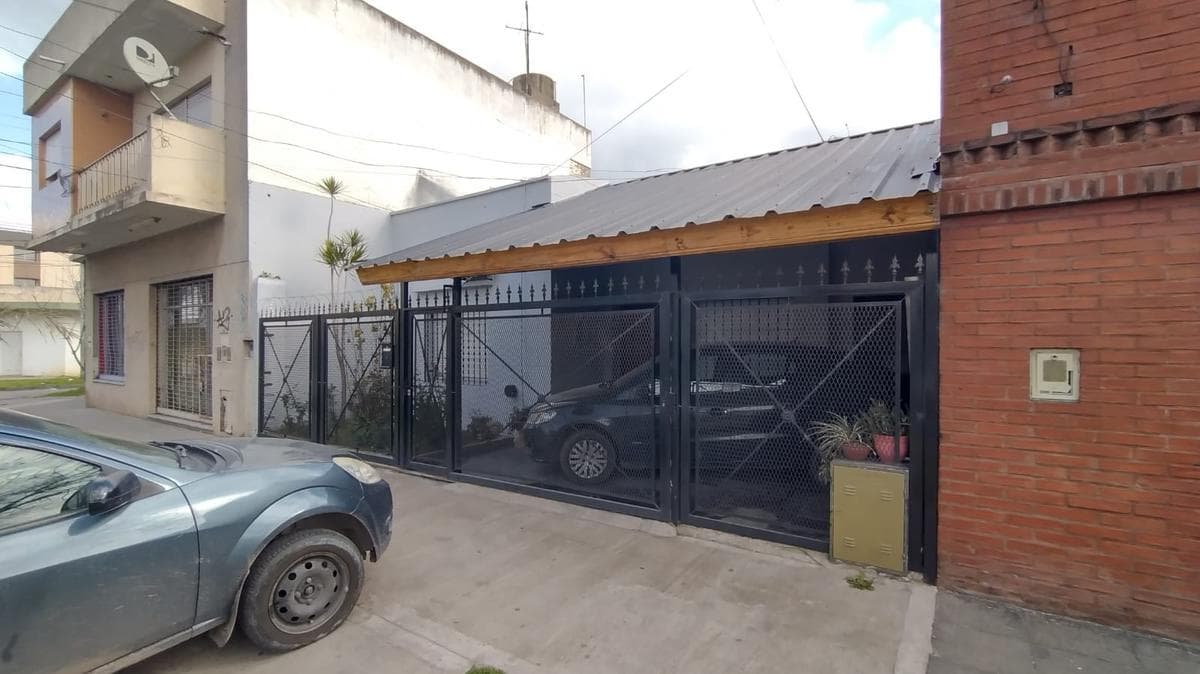 Casa 3 amb venta Villa Vatteone Florencio Varela con depto independiente! - 1