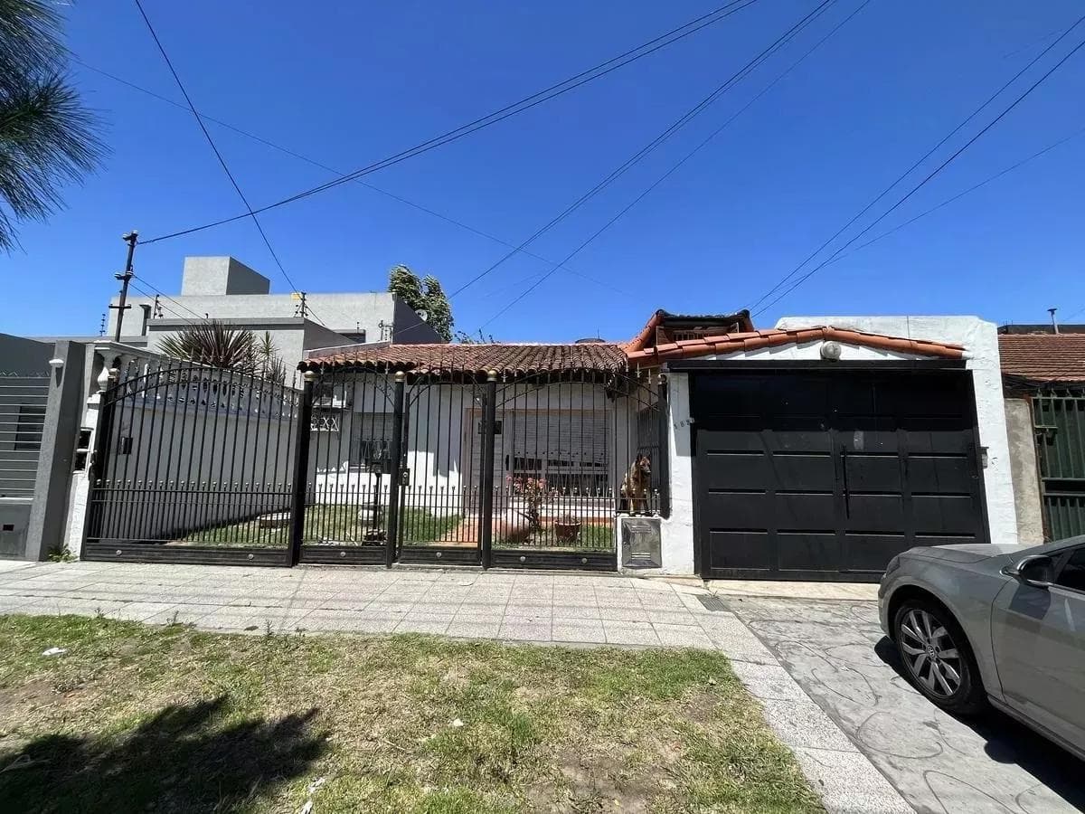 Casa en venta - 3 Dormitorios 2 Baños - Cochera - 322Mts2 - Wilde - 1