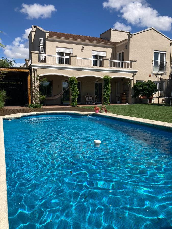 Casa en alquiler en barrio privado Camino Real, 6 ambientes, pileta con parrilla y deck - 1