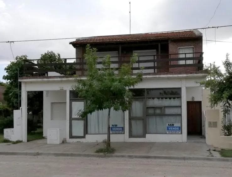 Casa en venta - 5 dormitorios 3 baños - 500mts2 - Monte Hermoso - 1