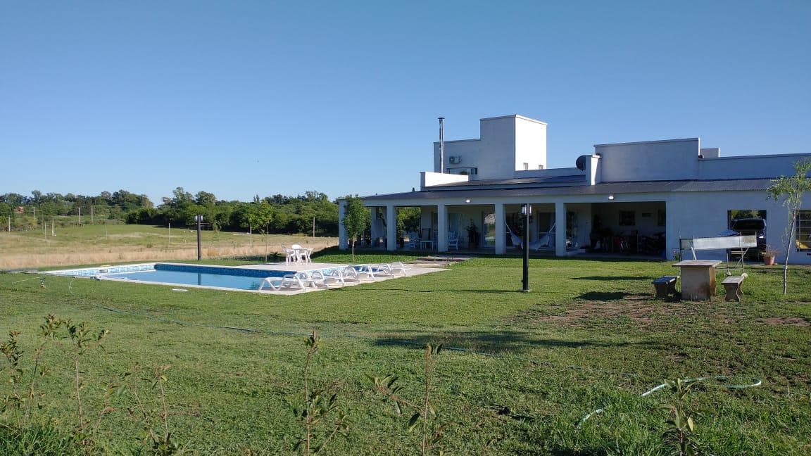 Casa en venta - 4 Dormitorios 5 Baños - 405 mts2 - Baradero - 1